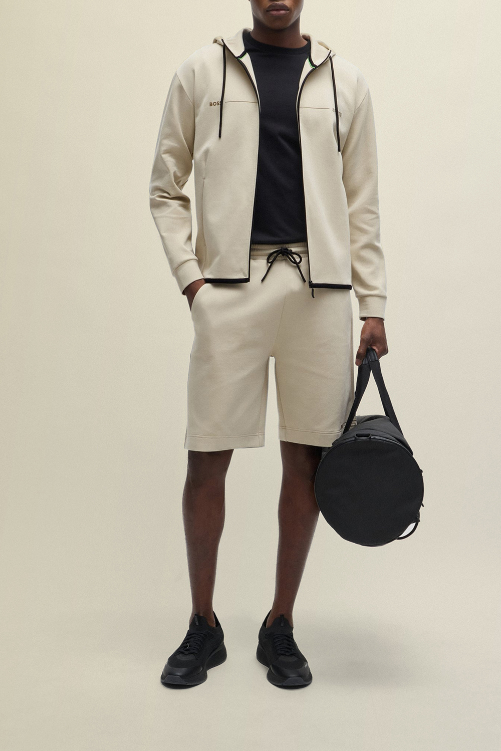 תמונת כל הלוק של מכנסי ברמודה עם הדפס אחורי